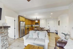 Ski-InandOut 2BR Granby Condo with Mtn Views and Hot Tub
