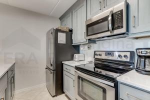 2 Bedroom2 Bath, 3rd floor Oceanfront condo sleeps 6. Oceanfront deck and pool.