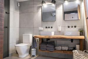 casa nueva de pueblo con piscina y barbacoa