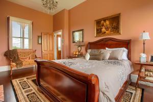 Queen Room with Balcony room in Stuart Manor Bed and Breakfast