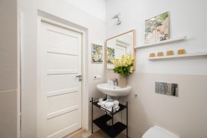 Green Courtyard Studio in Pre-War Tenement House 1 km to Central Station, easy trip to Chopin Airport