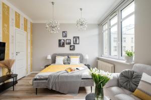 Green Courtyard Studio in Pre-War Tenement House 1 km to Central Station, easy trip to Chopin Airport