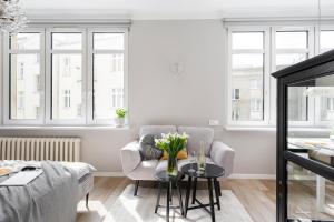 Green Courtyard Studio in Pre-War Tenement House 1 km to Central Station, easy trip to Chopin Airport