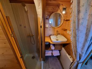 Tentes de luxe Roulotte champetre a la ferme : photos des chambres