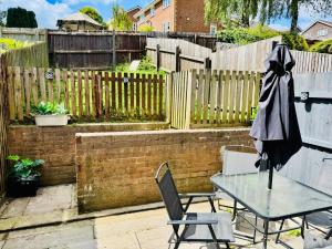 Modern Two-Bedroom House with Free Onsite Parking and Garden, Cwmbran