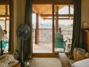 Ski-In & Out, Top-Floor CB Condo, Panoramic Mountain View