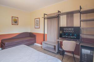Deluxe Double Room with Partial Sea View