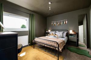 Private 3Bed-Parking-Sleeps5-By FabAccommodation