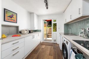 Private 3Bed-Parking-Sleeps5-By FabAccommodation