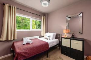 Private 3Bed-Parking-Sleeps5-By FabAccommodation