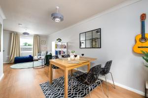 Private 3Bed-Parking-Sleeps5-By FabAccommodation