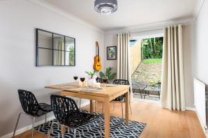 Private 3Bed-Parking-Sleeps5-By FabAccommodation