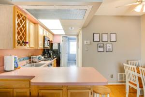 Quaint Wildwood Condo about Walk to Beach!