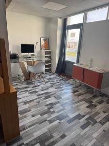 Appartements Arhomeplus-hunic : Chambre Triple avec Salle de Bains Privative