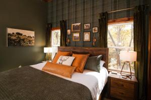 Modern Luxe Cabin! River Fun, Deer, Pool & Firepit