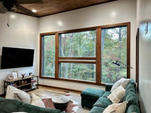 Modern Luxe Cabin! River Fun, Deer, Pool & Firepit