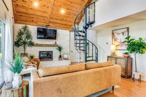 Walk to Reservoir Cicero Home with Furnished Deck!