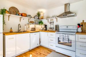 Walk to Reservoir Cicero Home with Furnished Deck!