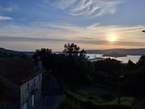 Casa con vistas al mar, campo y barbacoa