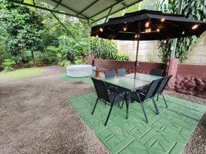 Cabaña nido de amor escondida en la naturaleza