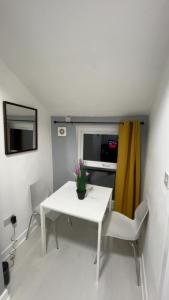 Bright, Modern & Comfortable 2-Bedroom Apartment