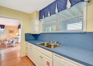 Dog friendly, ground floor unit close to 27-hole City golf course.