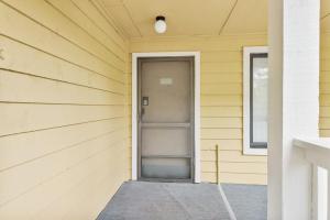 Beachy Days Escape - Cozy Haven Steps from Beach