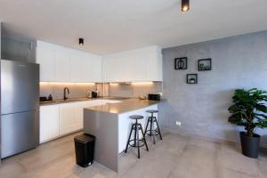 Modern 2 Bed Sea View Apartment Pool Access