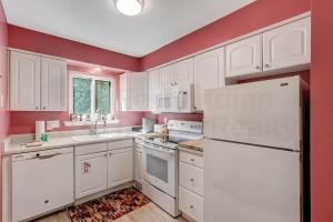 New Listing! Secluded location a few blocks from the beach, easy access by traveling the walkway