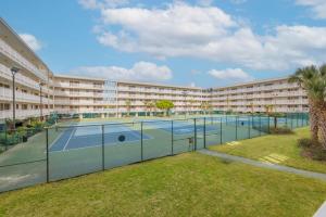 2 BDR with Shared Pool & Tennis Courts Walk to Beach