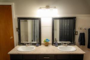 Bancroft Memories 5BR Family Retreat 2 Kitchens