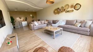 Family Apartment 5 min to Corniche, 2 min to TGV
