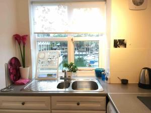 Fresh & Airy Marina Flat Next to Thames