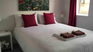 Fresh & Airy Marina Flat Next to Thames