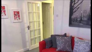 Fresh & Airy Marina Flat Next to Thames