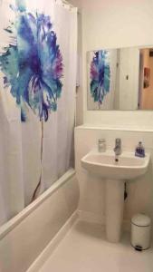 Fresh & Airy Marina Flat Next to Thames