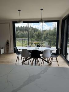 Maisons de vacances Beautiful house with a hot tub and garden : photos des chambres