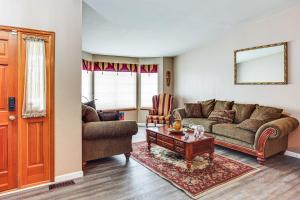 Home Theater and Large Backyard Deck Tacoma Abode!