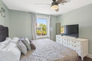 Dazzling Bungalow within 2 Blocks of Beach