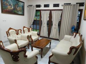 Siloyo Homestay - Hommy place to stay!