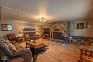 The Mighty Pine - Historic Home Built in 1900