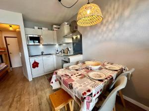 Studio Cocooning avec Balcon, Parking Souterrain au Cœur de Samoëns - FR-1-624-70