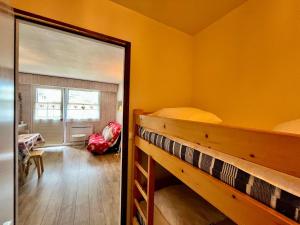 Appartements Studio Cocooning avec Balcon, Parking Souterrain au Coeur de Samoens - FR-1-624-70 : photos des chambres