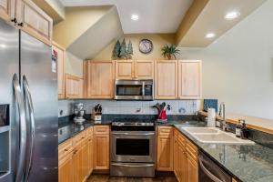 Breckenridge Condo with Sauna & Hot Tub Access