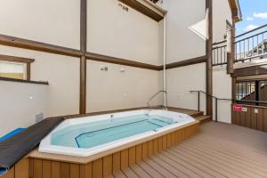 Breckenridge Condo with Sauna & Hot Tub Access