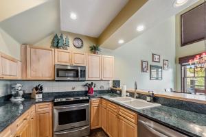 Breckenridge Condo with Sauna & Hot Tub Access