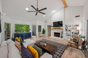 Garland Treehouse Villa: Patio Feasts & Creekside by Vacation Your way