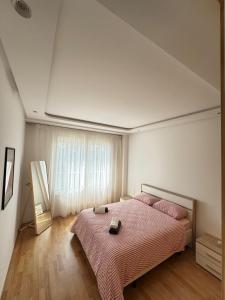 Luxury Oasis Apartment -Rooftop Pool & Home Cinema