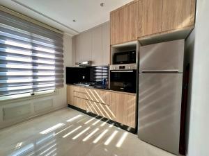 Luxury Oasis Apartment -Rooftop Pool & Home Cinema