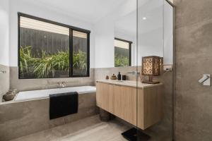 Fairhills Sundrenched Living